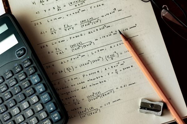 Présentation d'une CNI ou d'un passeport pour les examens et concours - Mai et juin 2023