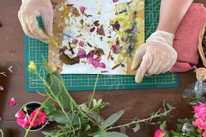 Atelier d’initiation à l’écoprint sur papier,  fabrication d'une petite presse à fleurs et d'un carnet d'aquarelle avec La Pigmentière (adulte)