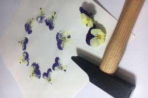 Atelier ENFANT : Fabrication de papier recyclé et impression florale (à partir de 7 ans)